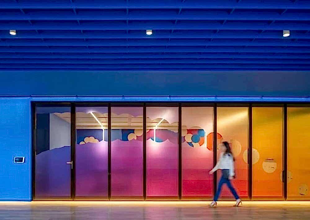 Adobe'nin renklerle düzenlenen yeni
                          ofisi*